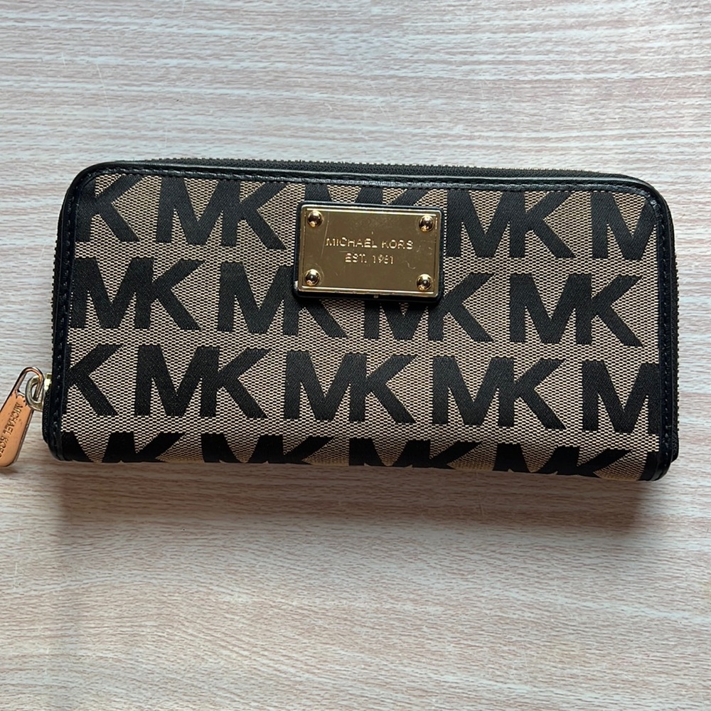 Michael Kors MK zip around wallet